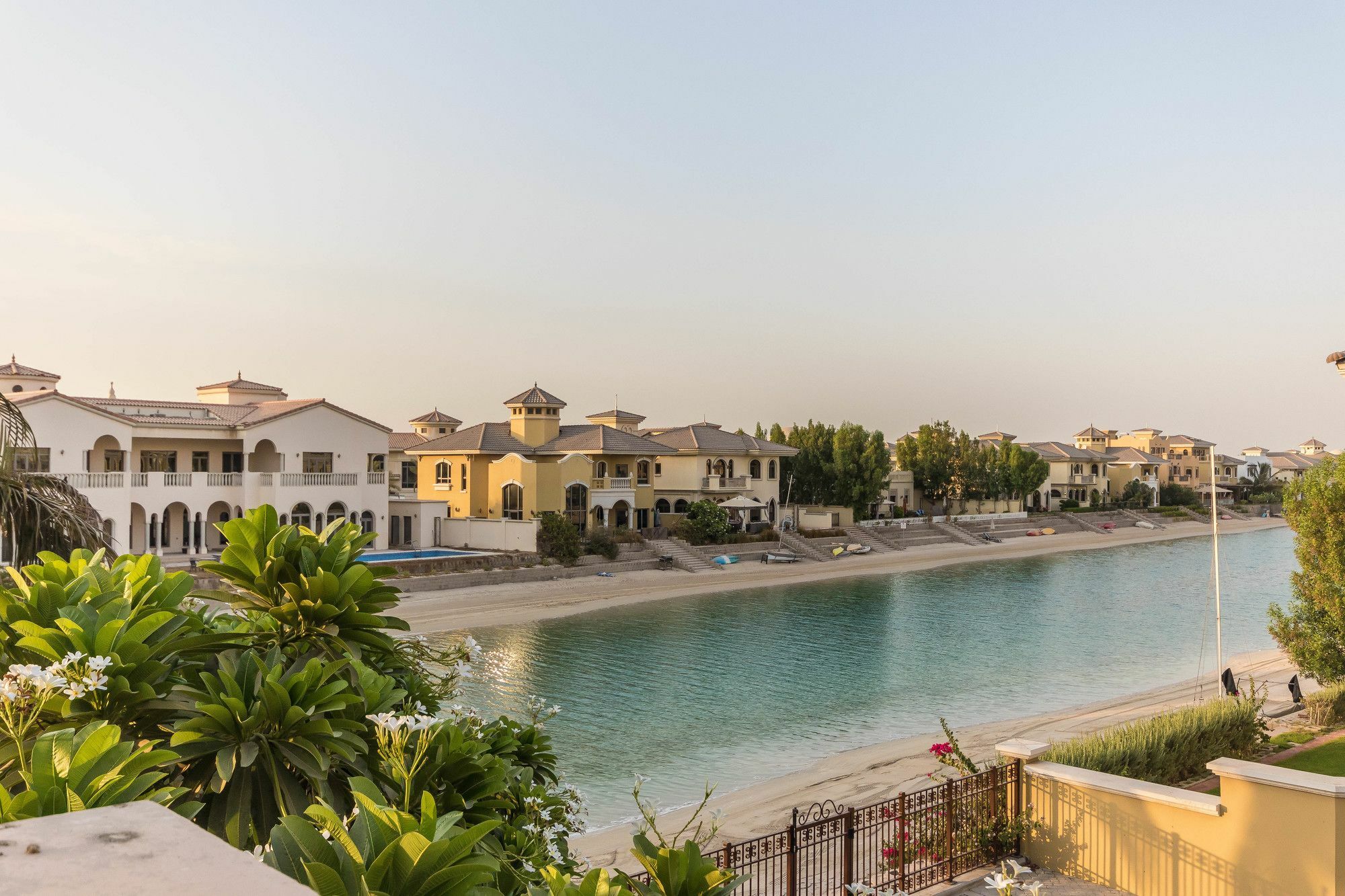 Yanjoon Holiday Homes - Palm Jumeirah Frond A Villas Dubaj Zewnętrze zdjęcie