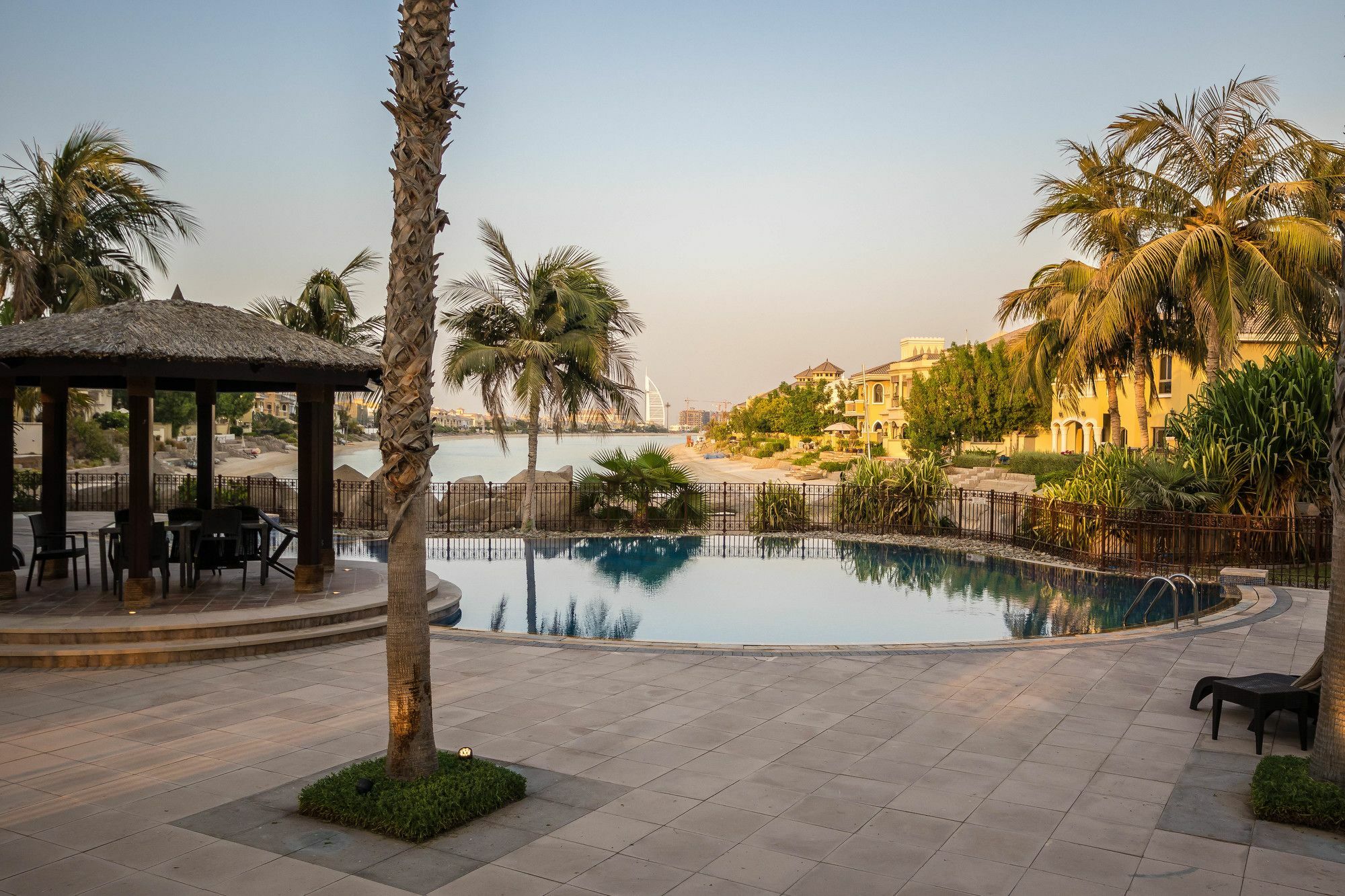 Yanjoon Holiday Homes - Palm Jumeirah Frond A Villas Dubaj Zewnętrze zdjęcie