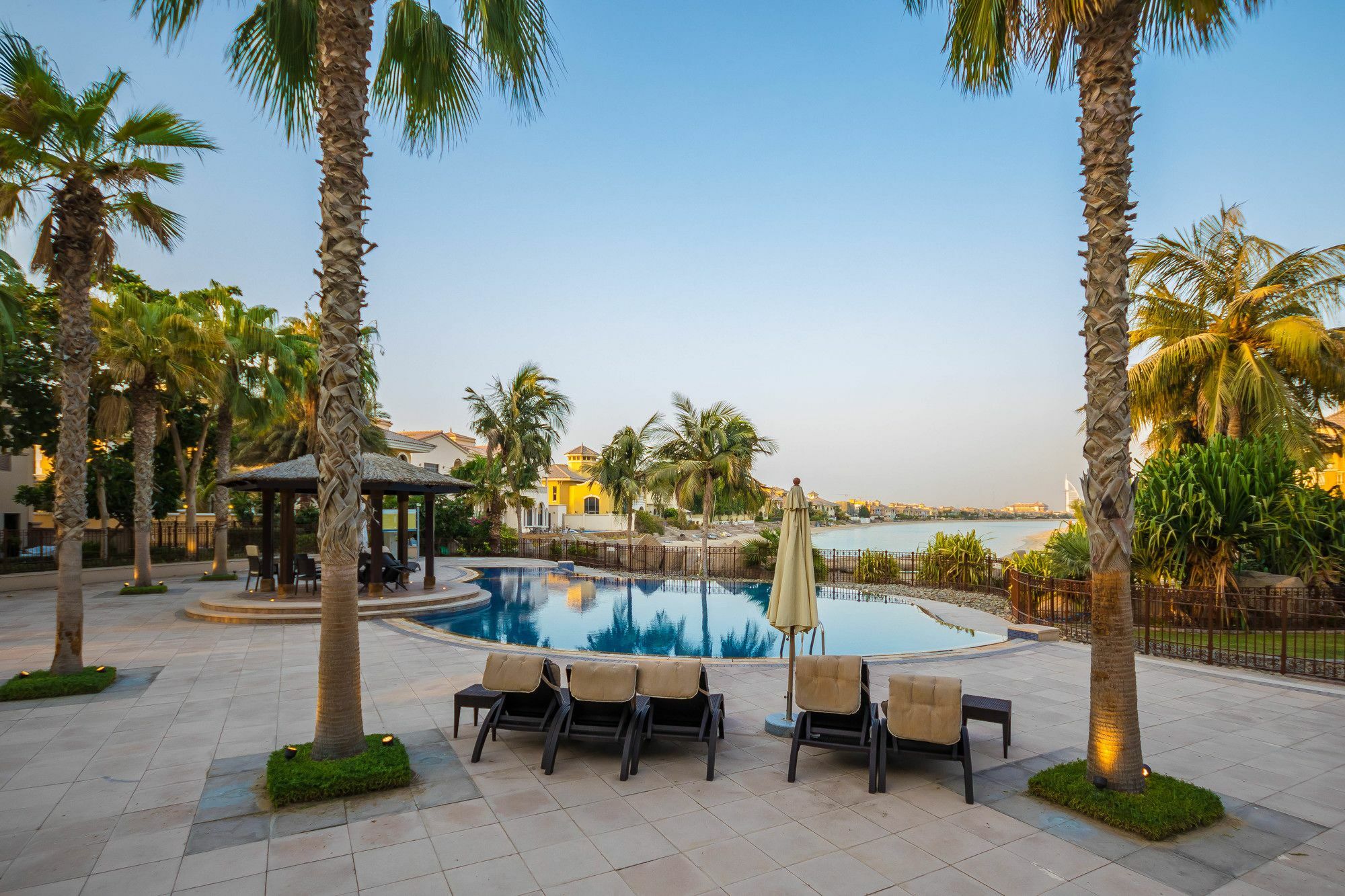 Yanjoon Holiday Homes - Palm Jumeirah Frond A Villas Dubaj Zewnętrze zdjęcie